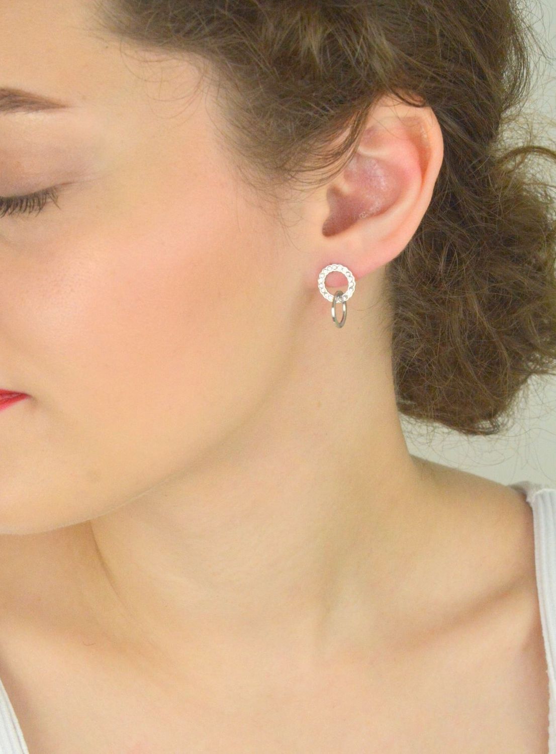 Srebrne kolczyki damskie próba 925 z dwoma kółeczkami, jedno ozdobione cyrkoniami, drugie gładkie. Zapięcie na sztyft, długość 1,7 cm. Elegancka biżuteria.1.jpg